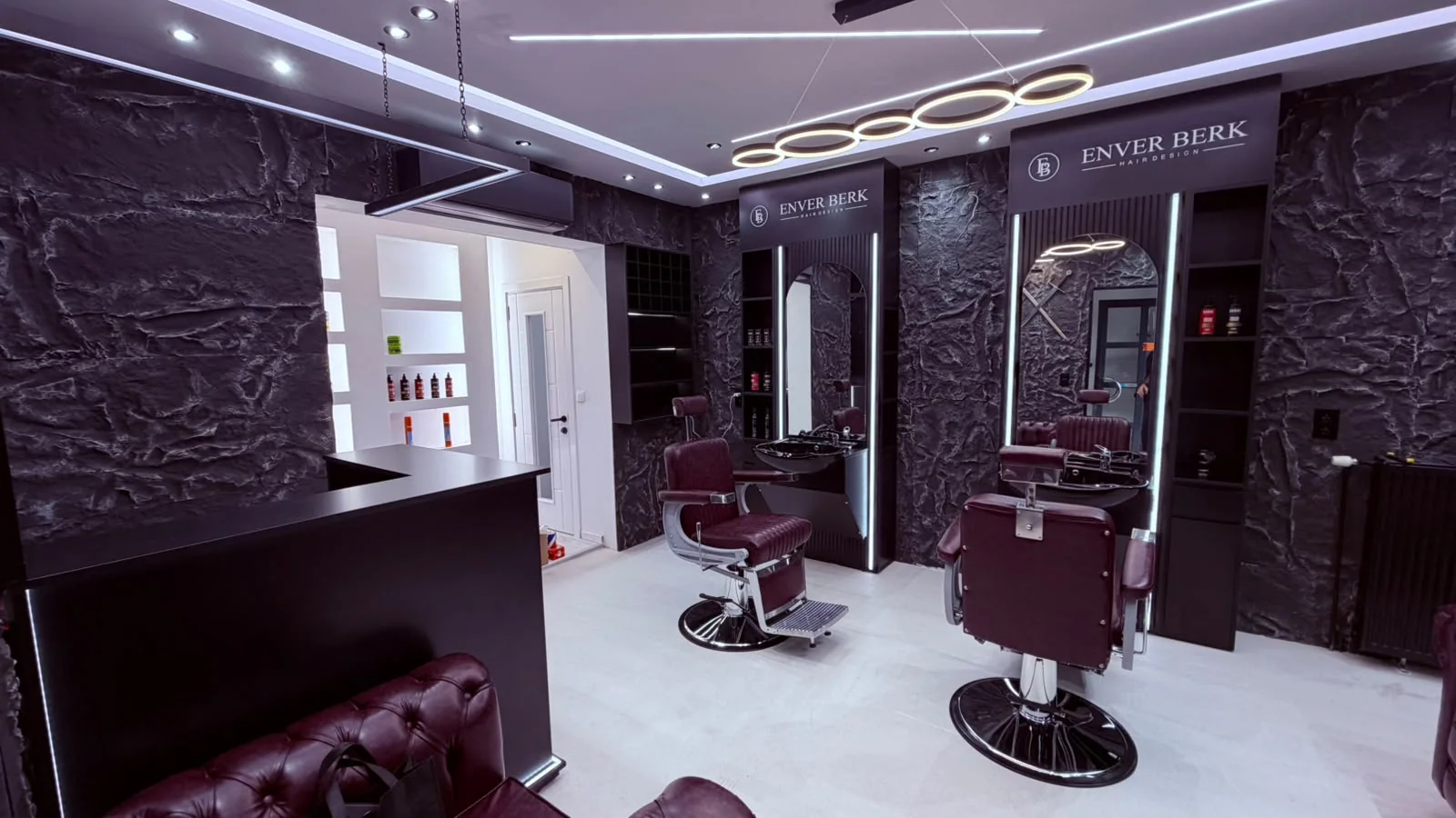 Overzicht van de salon met onthaalbalie, twee stations en ringlamp